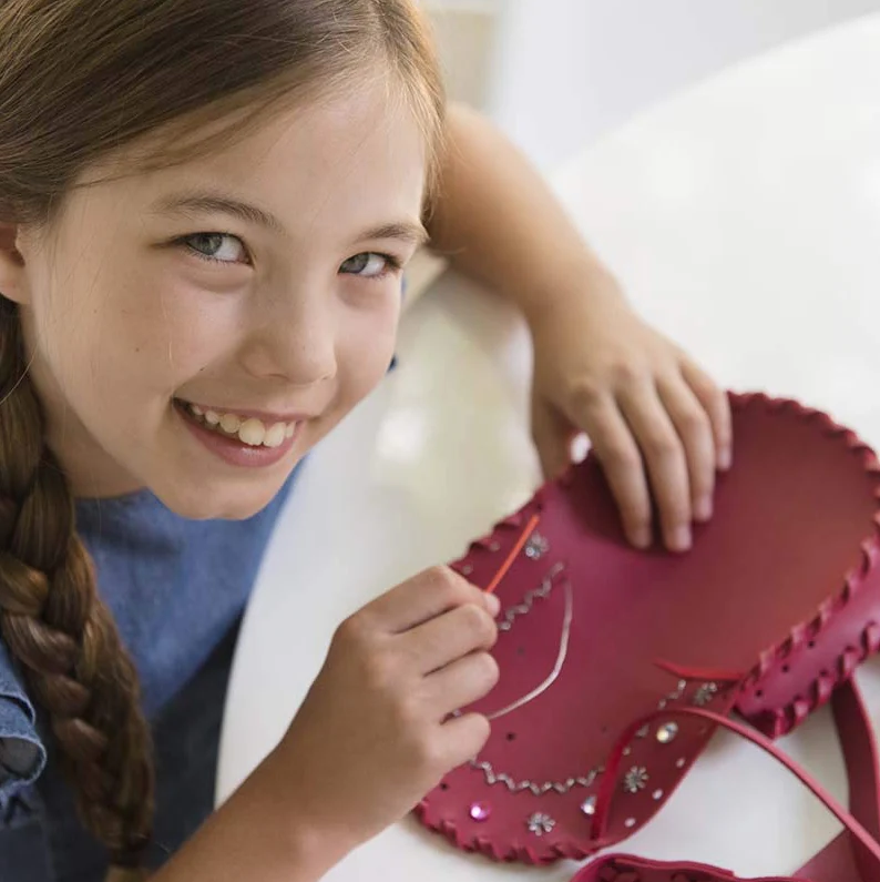 יצירת תיק דמוי עור - מעצבים צעירים 4M - דוארט | DoArt