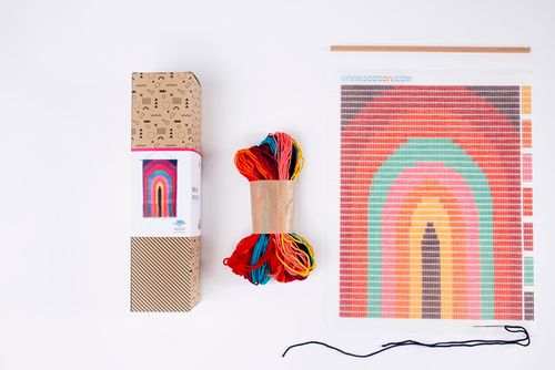 ערכת ריקמה - תמונה עם מוט תליה קשת