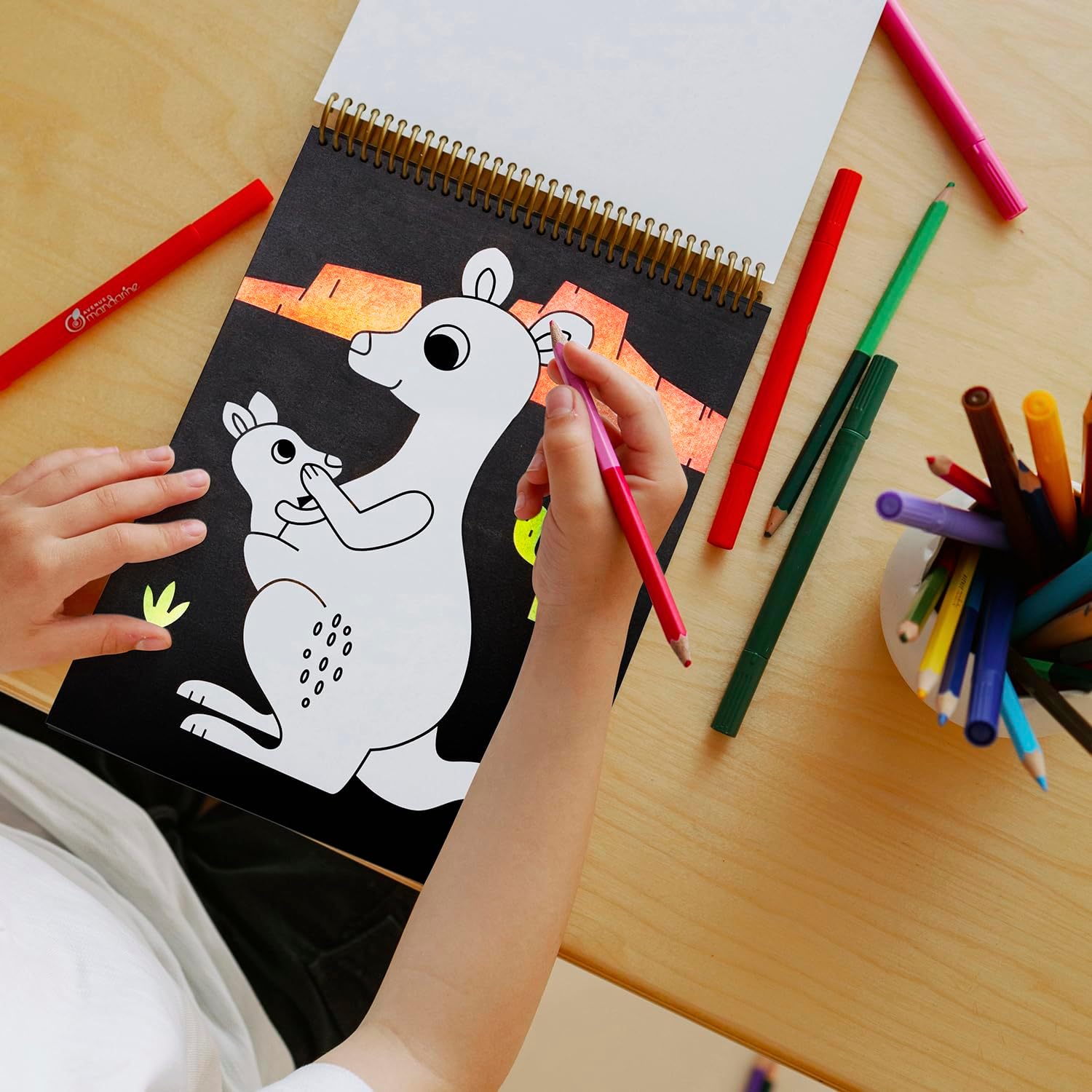 חוברת צביעה לילדים רקע שחור - חיות עולםAvenue Mandarine - דוארט | DoArt