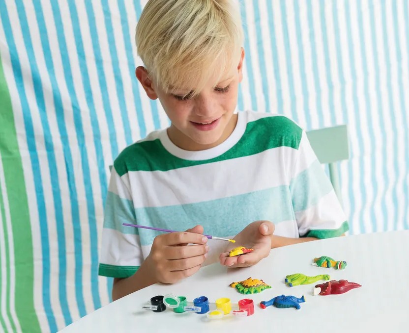 ליצוק ולצבוע מגנטים מגבס - דינוזאורים זוהרים בחושך 4M - דוארט | DoArt