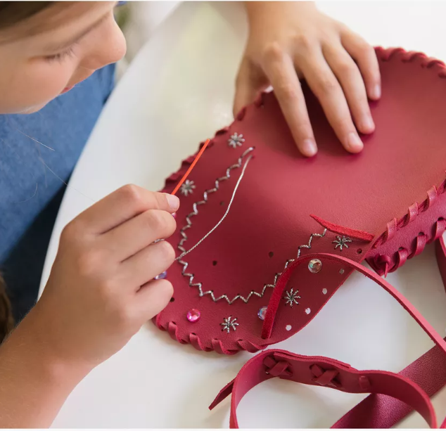 יצירת תיק דמוי עור - מעצבים צעירים 4M - דוארט | DoArt