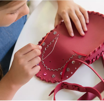 יצירת תיק דמוי עור - מעצבים צעירים 4M - דוארט | DoArt