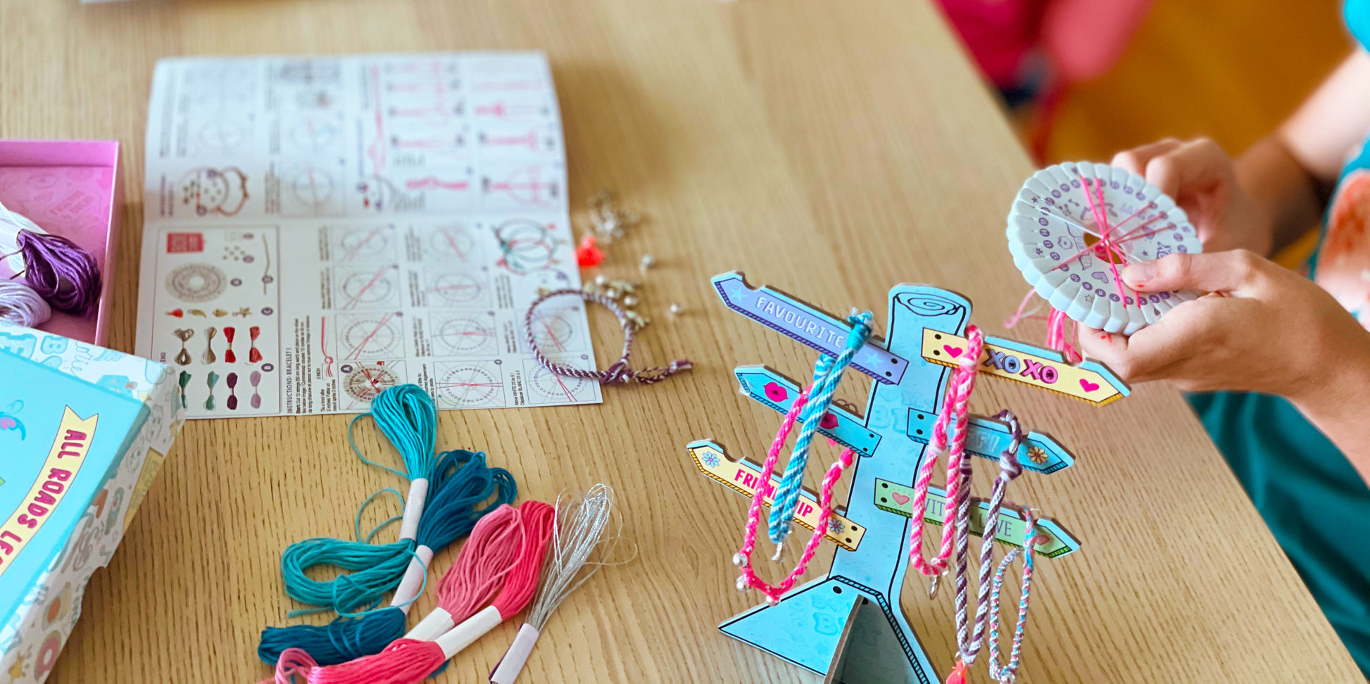 ערכה להכנת צמידי חברות ומעמד תצוגה - BOX CanDIY - דוארט | DoArt