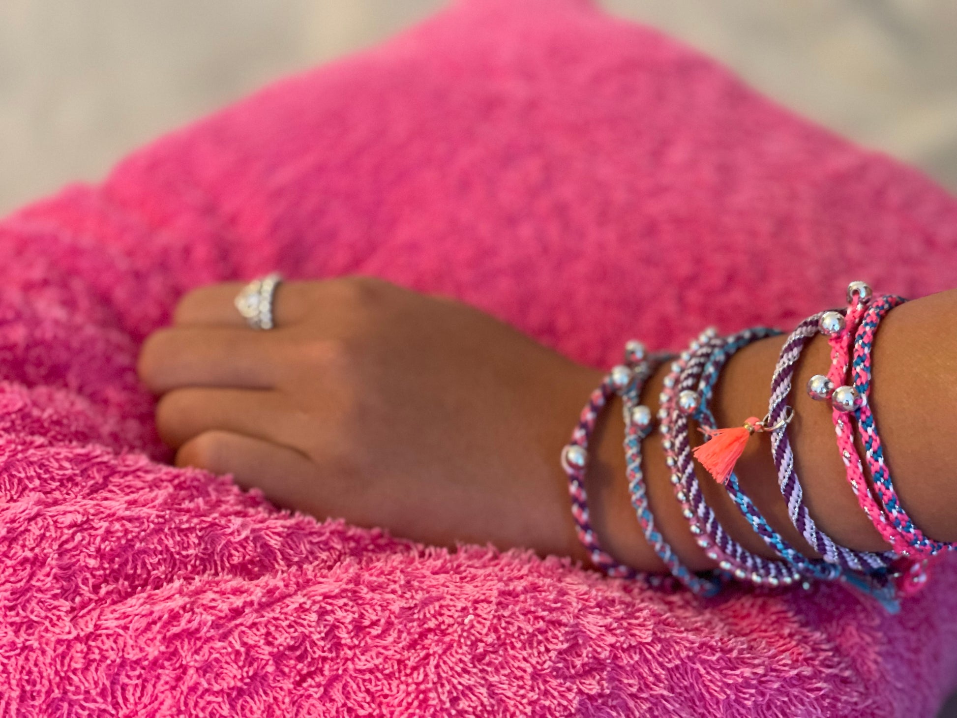 ערכה להכנת צמידי חברות ומעמד תצוגה - BOX CanDIY - דוארט | DoArt