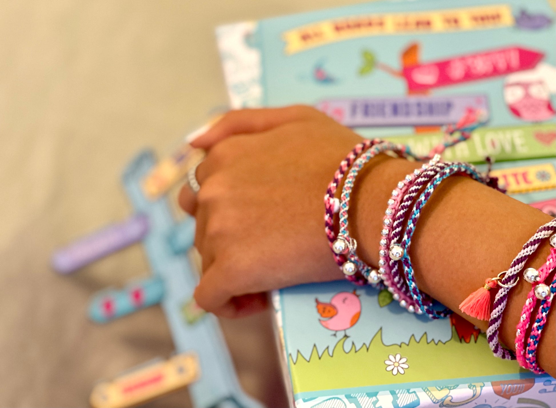 ערכה להכנת צמידי חברות ומעמד תצוגה - BOX CanDIY - דוארט | DoArt