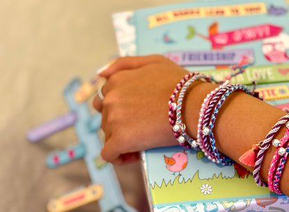 ערכה להכנת צמידי חברות ומעמד תצוגה - BOX CanDIY - דוארט | DoArt