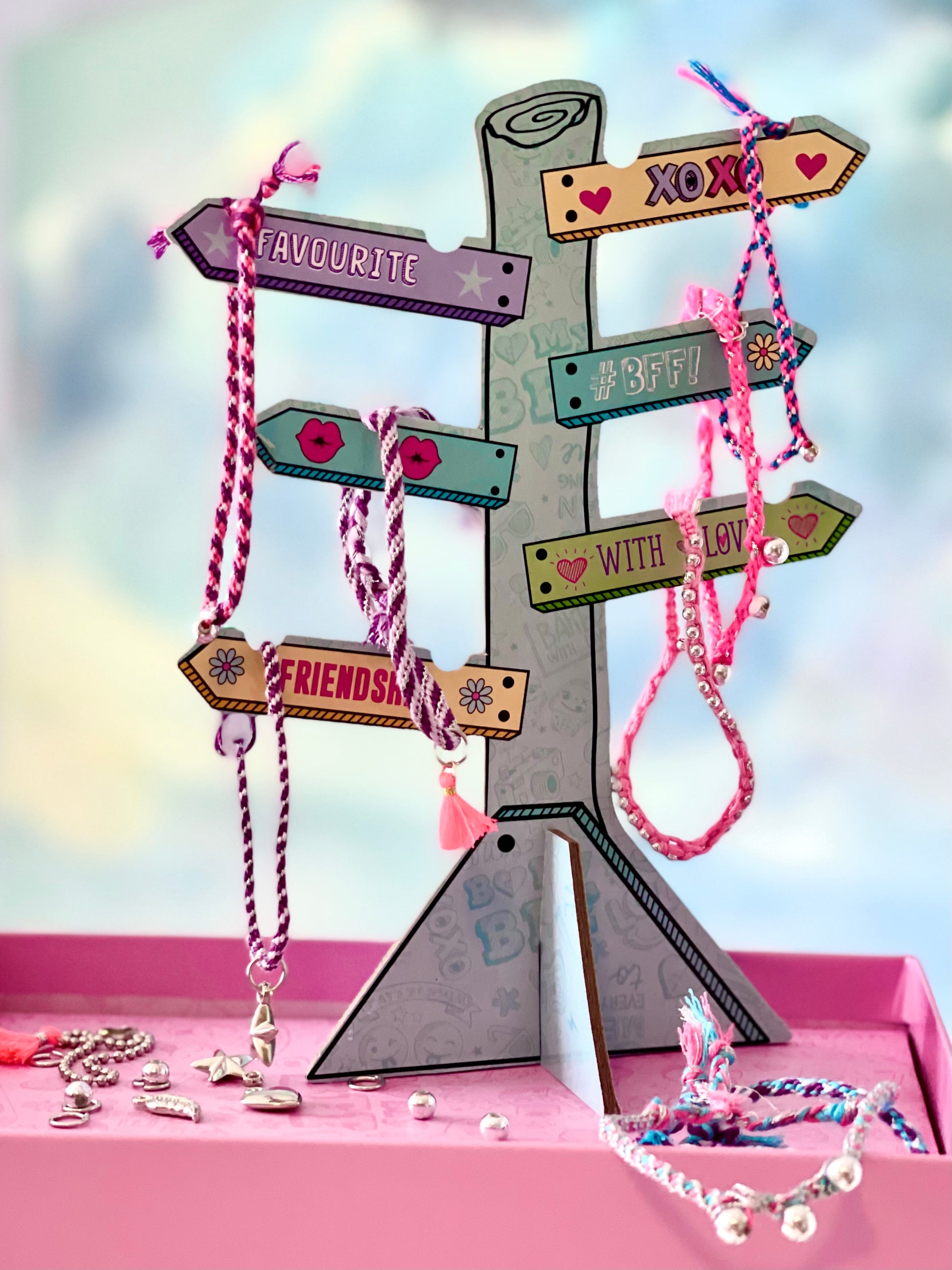 ערכה להכנת צמידי חברות ומעמד תצוגה - BOX CanDIY - דוארט | DoArt