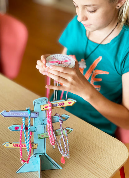 ערכה להכנת צמידי חברות ומעמד תצוגה - BOX CanDIY - דוארט | DoArt