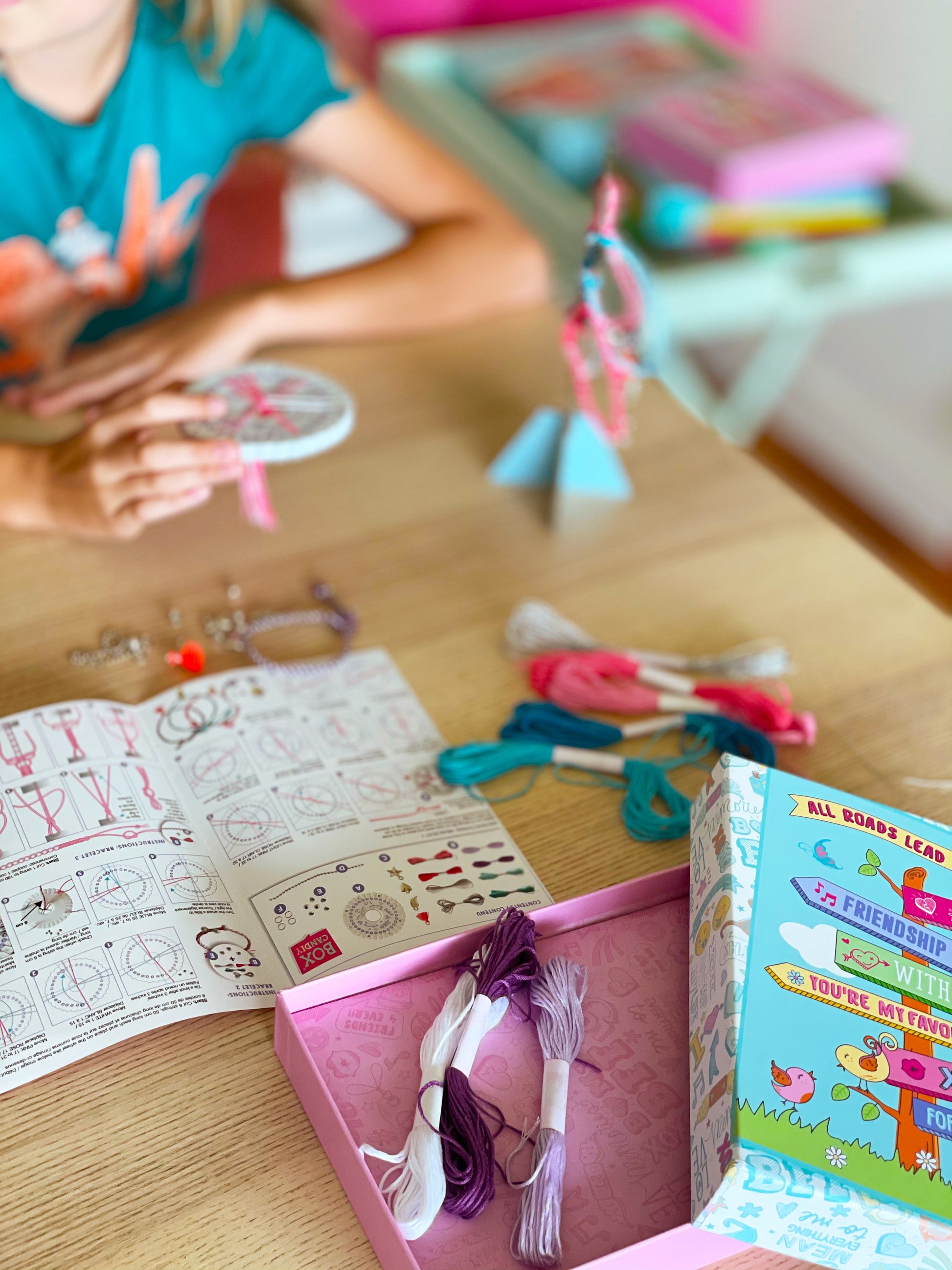 ערכה להכנת צמידי חברות ומעמד תצוגה - BOX CanDIY - דוארט | DoArt