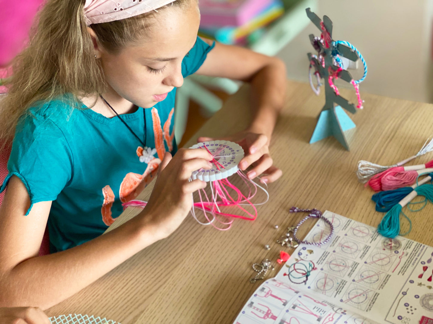 ערכה להכנת צמידי חברות ומעמד תצוגה - BOX CanDIY - דוארט | DoArt