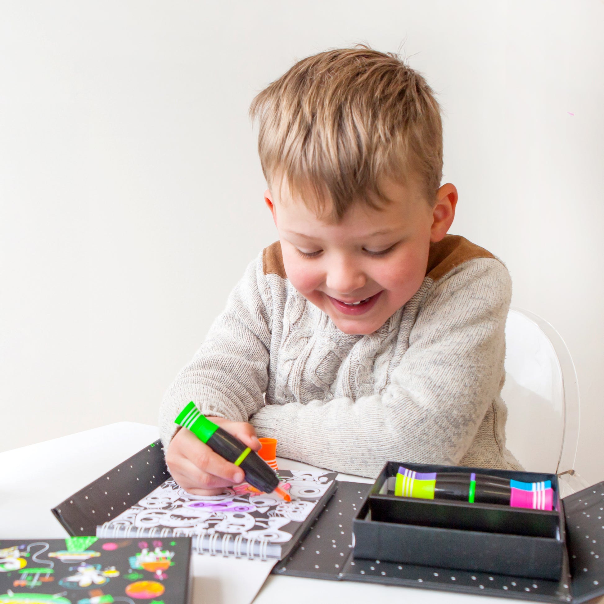 סט צביעה ניאון - חלל Tiger Tribe - דוארט | DoArt