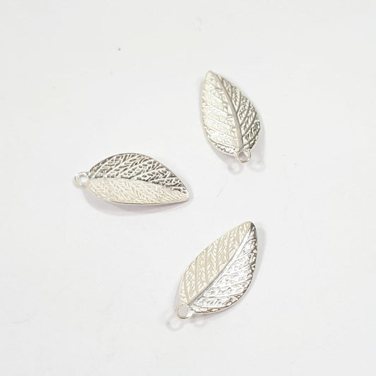 2 תליוני עלה קטן עם טקסטורה Silver 925 - דוארט | DoArt