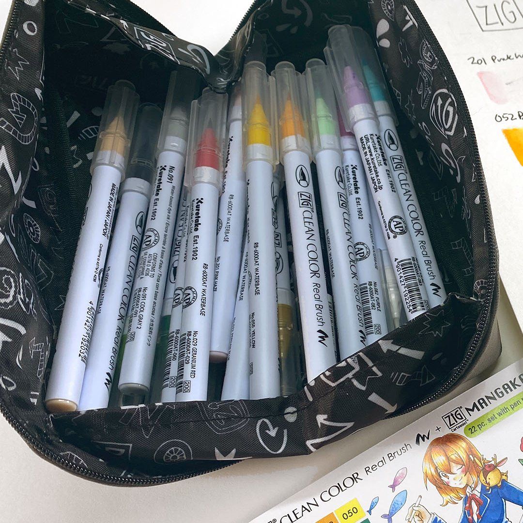 קלמר 22 פריטים: טושי מכחול ועטים גרפיים Zig Clean Color Real Brush + Mangaka - דוארט | DoArt