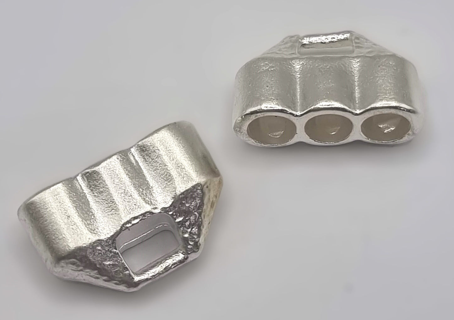 סופית יצוקה להדבקת 3 שרוכים ציפוי כסוף בהיר - דוארט | DoArt