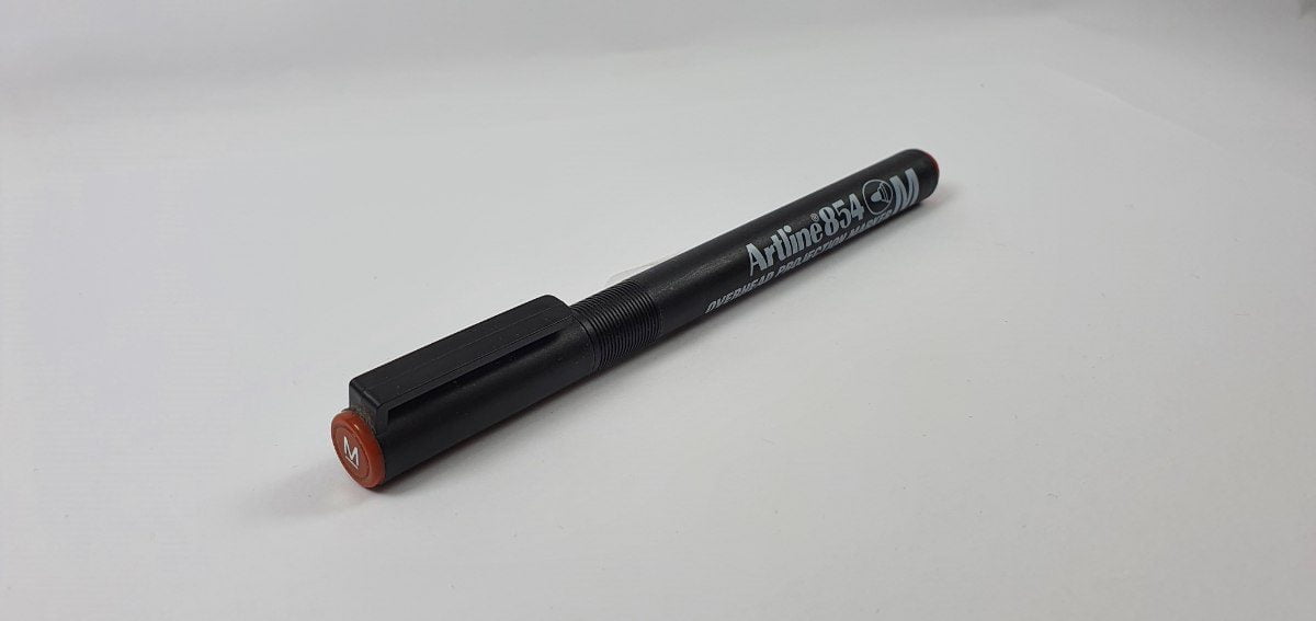 טוש שקפים ARTLINE 854 - חום M - דוארט | DoArt