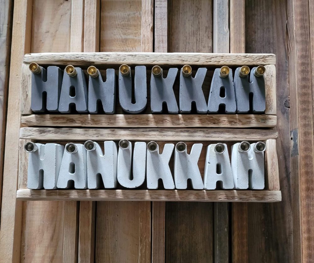 חנוכיית מגש עץ HANUKKA  – אפור בהיר