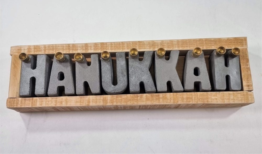 חנוכיית מגש עץ HANUKKA  – אפור כהה